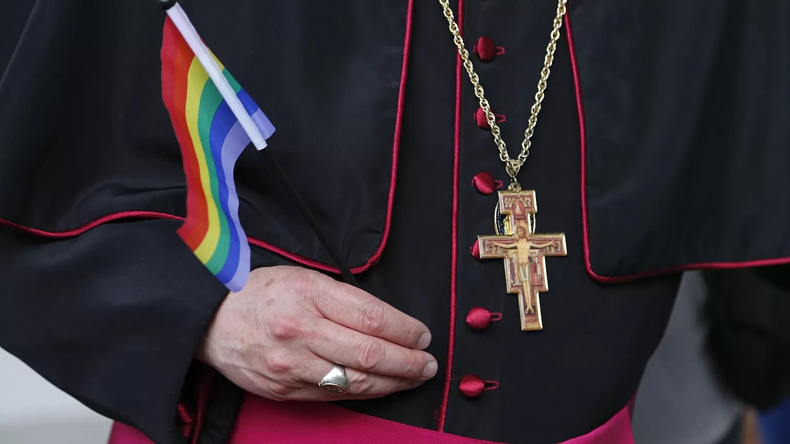 La sera leoni, la mattina GLBT