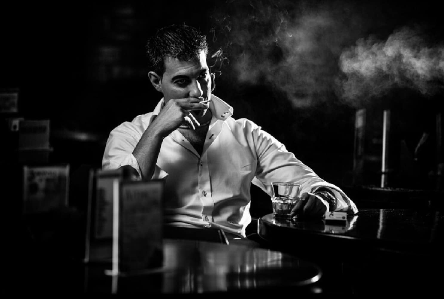 uomo fuma