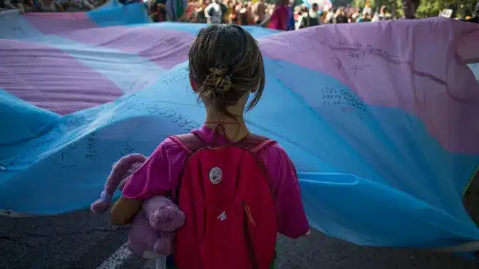 bambini adolescenti trans ddl disforia di genere gender transgender ormoni bloccanti educazione sessuale affettiva propaganda arcobaleno