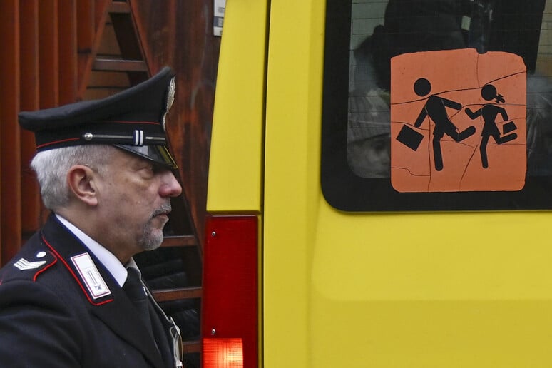 carabinieri, minori, abusi