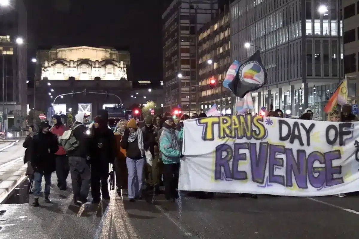 transgender day of remembrance tdor milano trans lgbt lgbtq arcigay cristalli zan corteo marcia protesta violenza transfobica transfobia propaganda ideologia