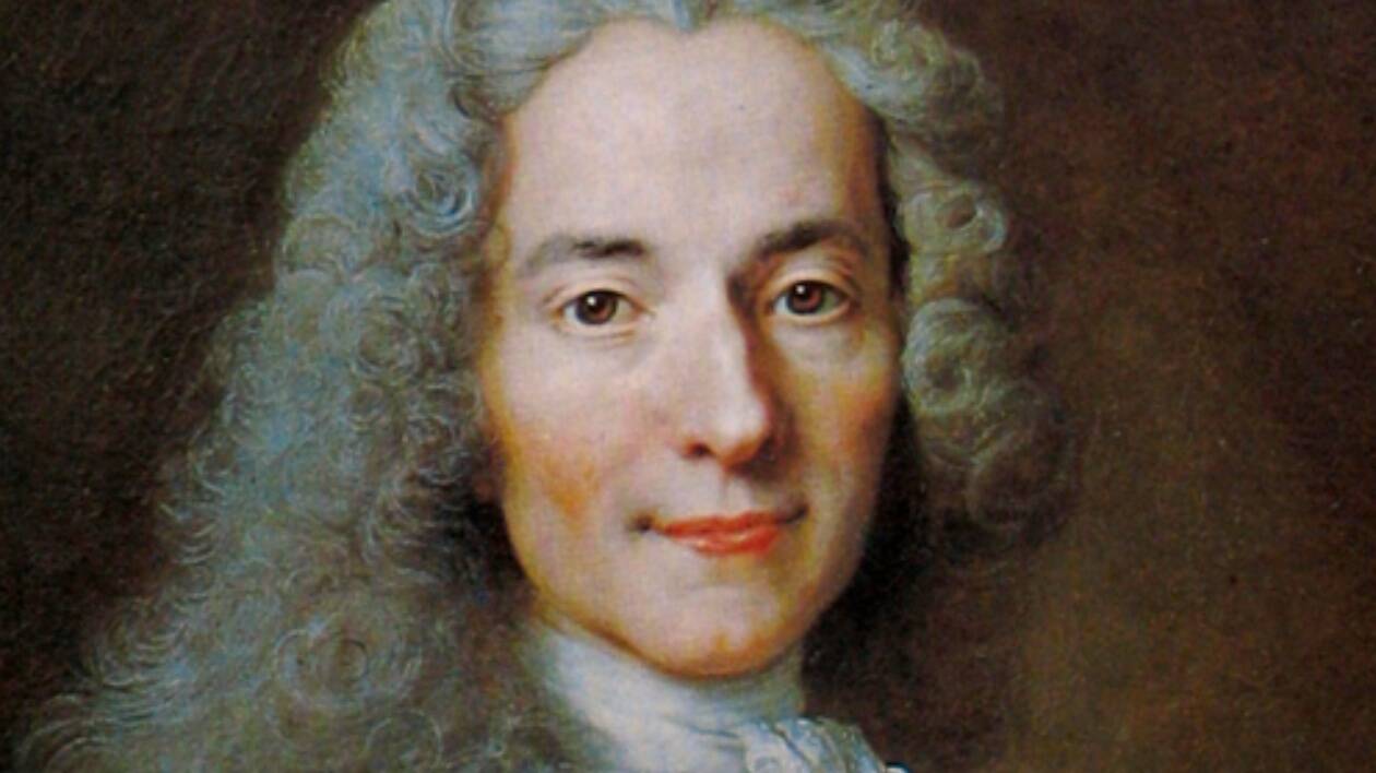 Voltaire e la prospettiva di genere con occhiali blu