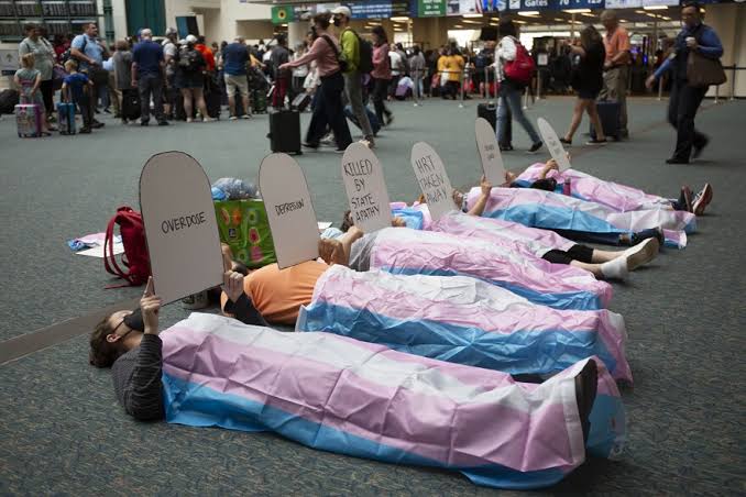 trans gender proteste attivisti arcobaleno lgbt lgbtqi minori transgender usa hhs medicina affermazione di genere