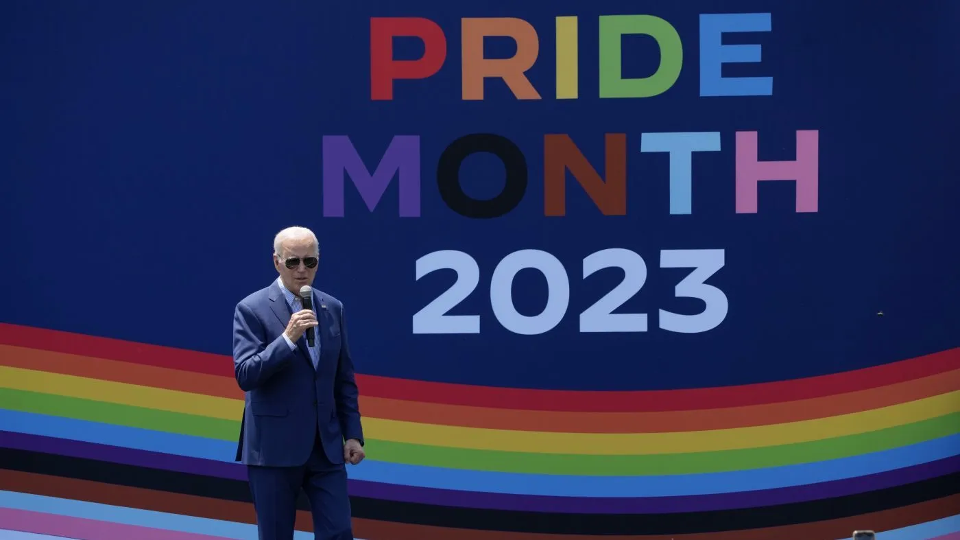 biden queer transgender lgbt lgbtq arcobaleno propaganda ideologia