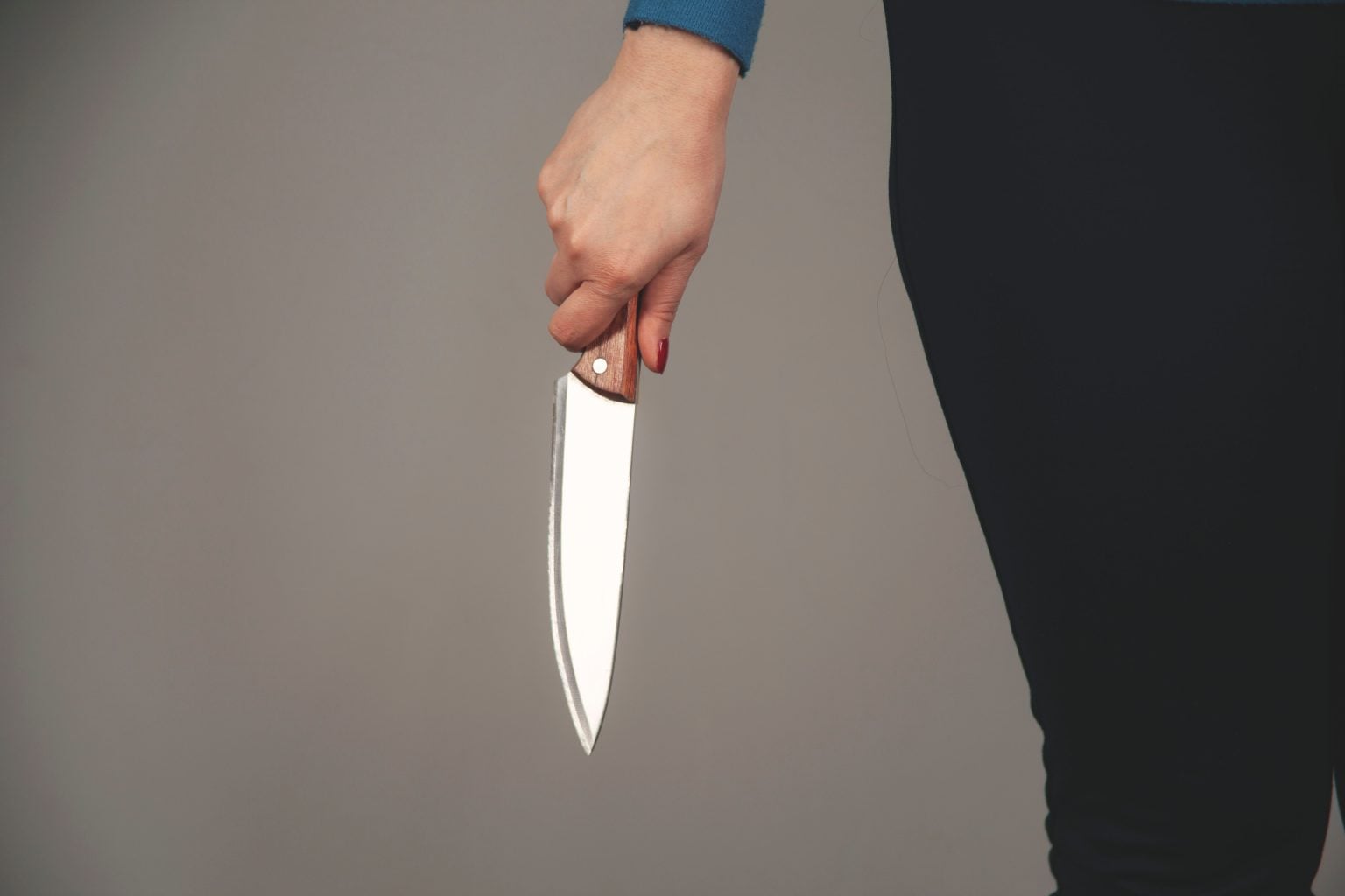 La mano vellutata dei media sulla violenza femminile 1 donna, coltello, mano